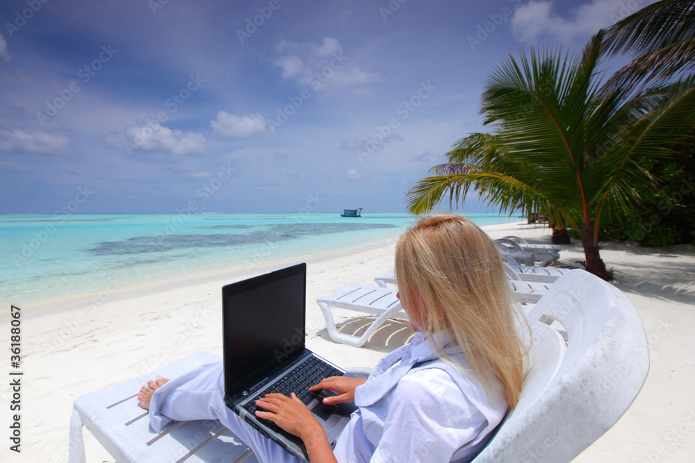 Fototapeta premium tropical business woman with laptop
