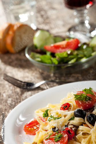 Nudeln mit Tomaten und Oliven