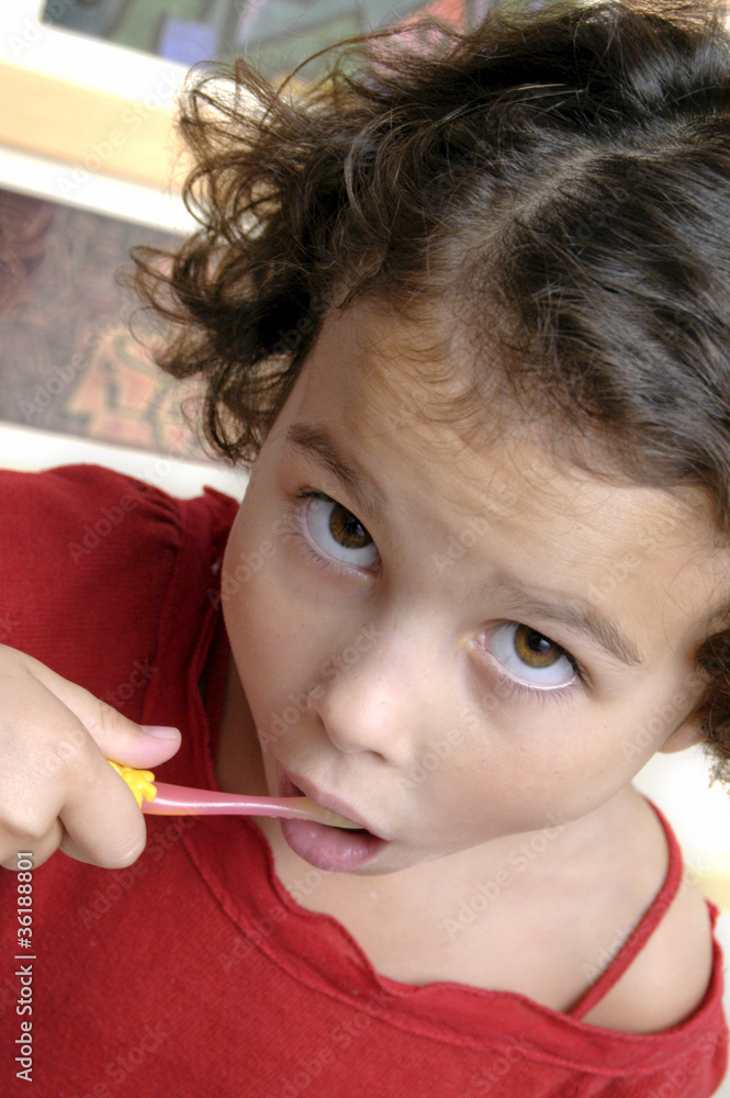 enfant se lavant les dents