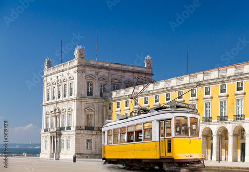 Lizbona żółty tramwaj na centralnym placu Praca de Comercio, Portugalia