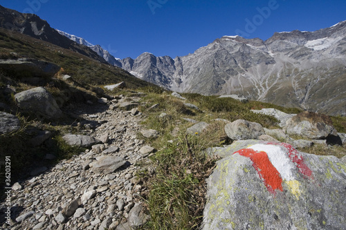 indicazioni per un sentiero sulle alpi