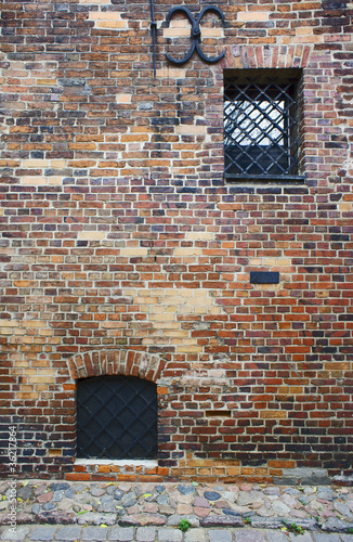 okienka w gotyckim murze