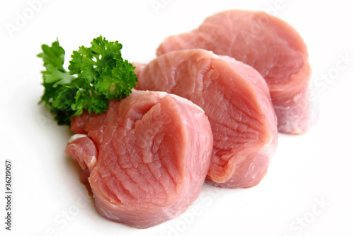 Schweinefilet roh mit Petersilie