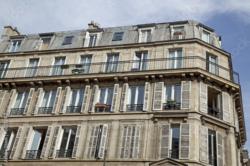 Fassade eines traditionellen Wohngebäudes in Paris, Frankreich