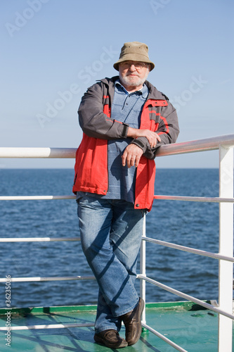 Senior auf Schiffsreise © ifiStudio