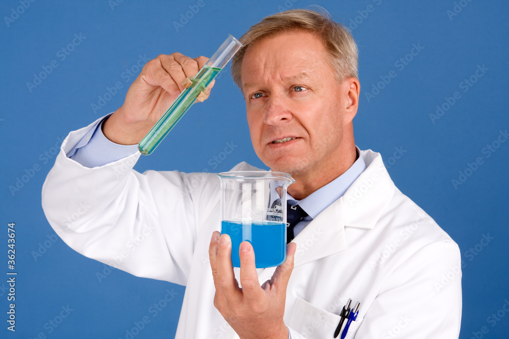 Wissenschaftler mit Reagenzglas Wissenschaftler mit Reagenzglas