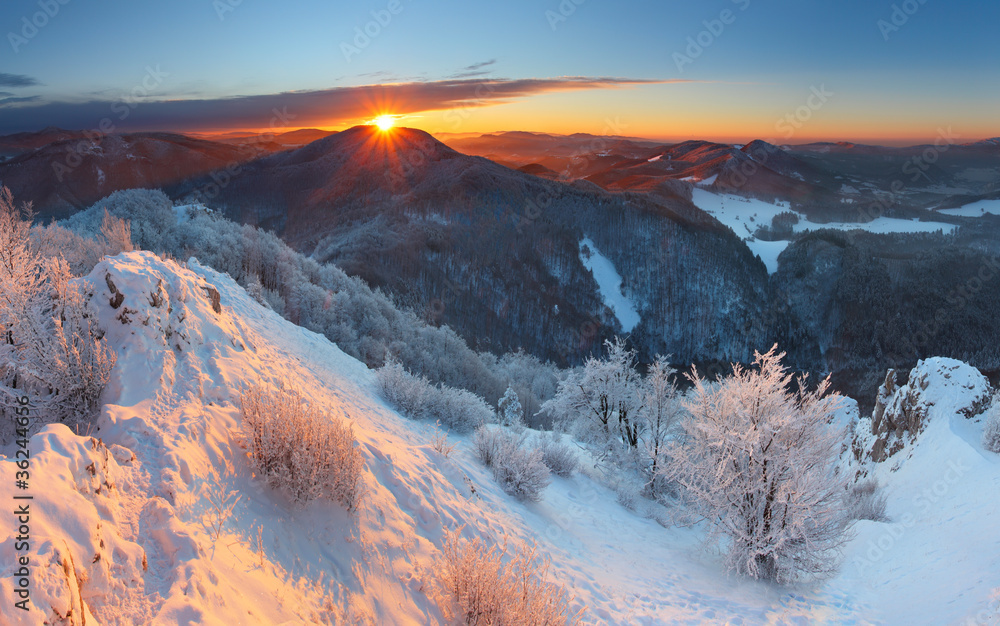 Naklejka premium Winter sunset in mountain with cloud - Slovakia