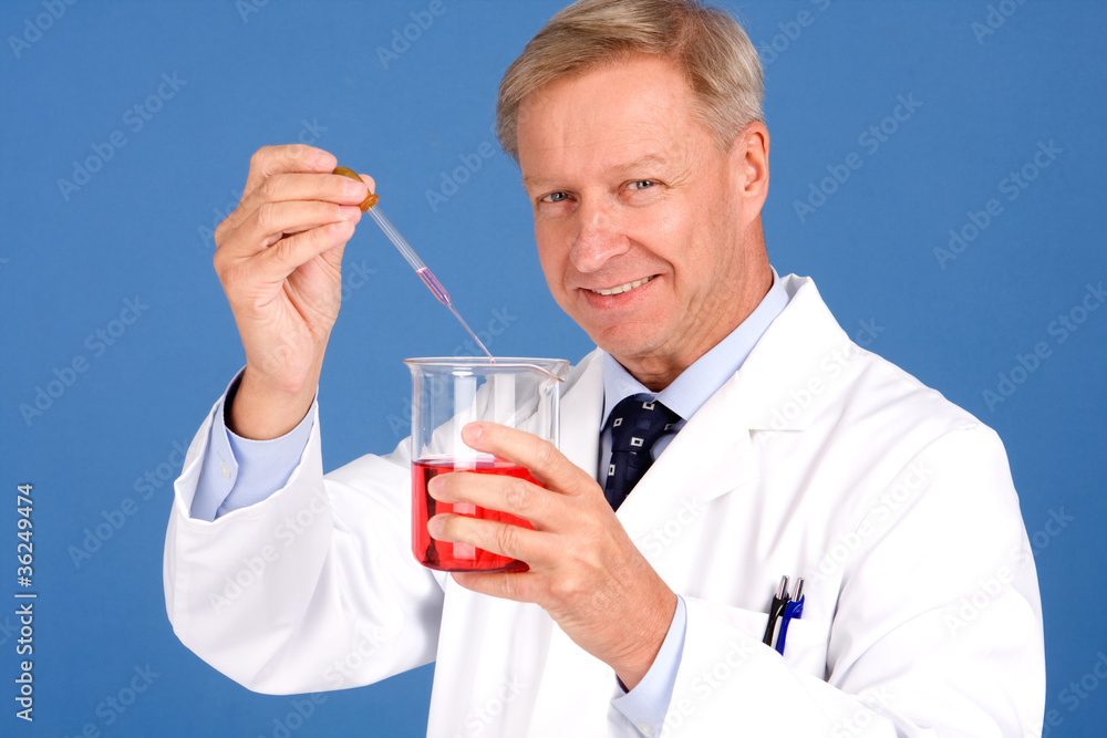 Wissenschaftler mit Pipette und Glas in der Hand Wissenschaftler mit Pipette und Glas in der Hand