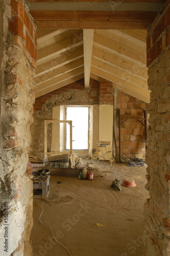casa e tetto in ristrutturazione