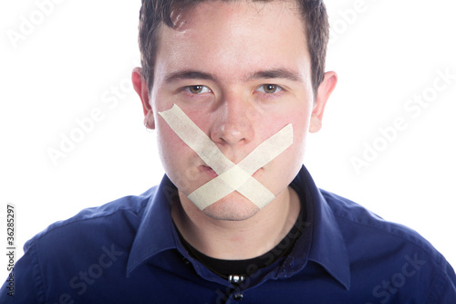 Mann Gesicht mit Mund zugeklebt Nahaufnahme photo