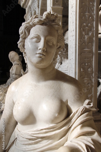 Statue d'une femme seins nues dans la Basilique Saint-Denis