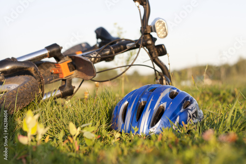 Велосипедный шлем в траве