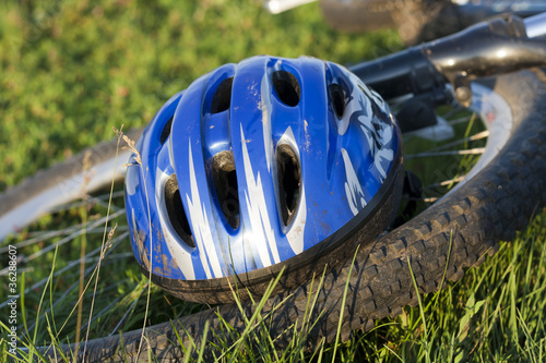 Велосипедный шлем на колесе