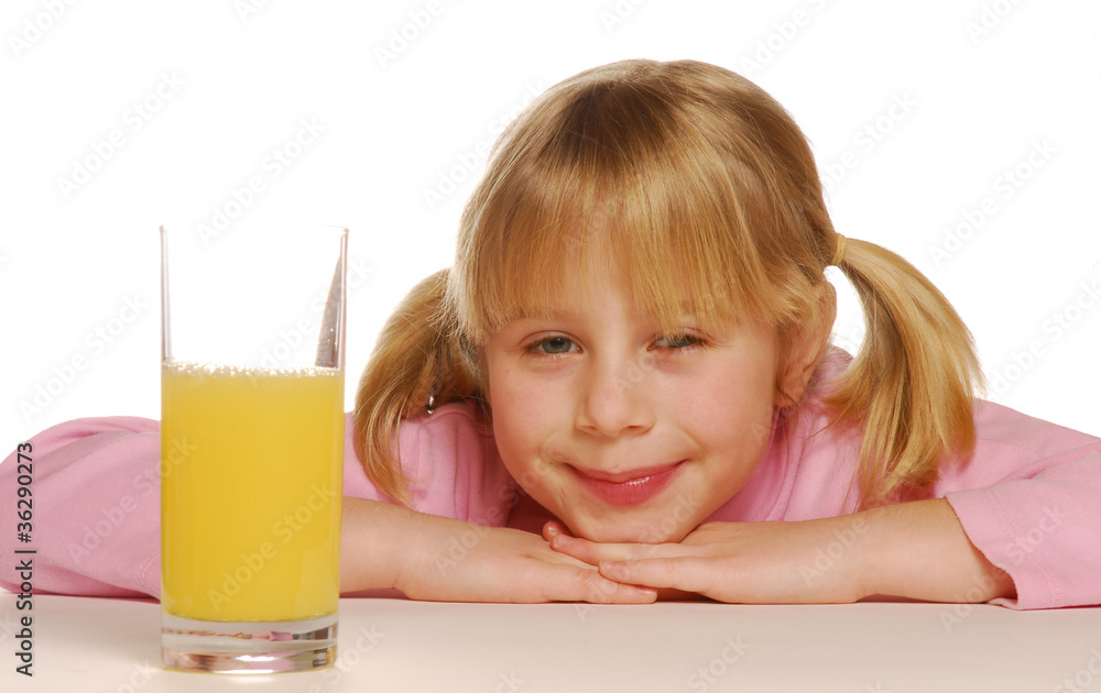 Niña bebiendo jugo de naranja. Niña bebiendo jugo de naranja.