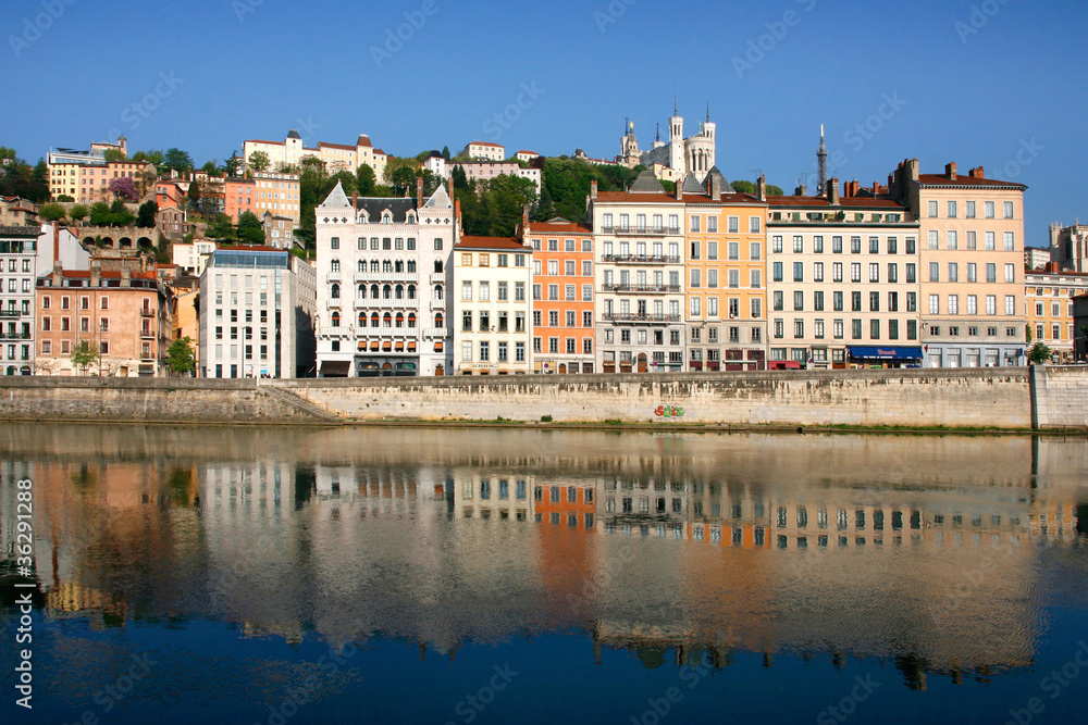 Altstadt von Lyon gespiegelt im Fluss Saone Altstadt von Lyon gespiegelt im Fluss Saone