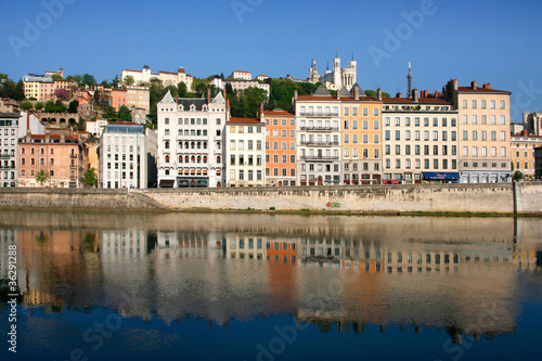 Altstadt von Lyon gespiegelt im Fluss Saone