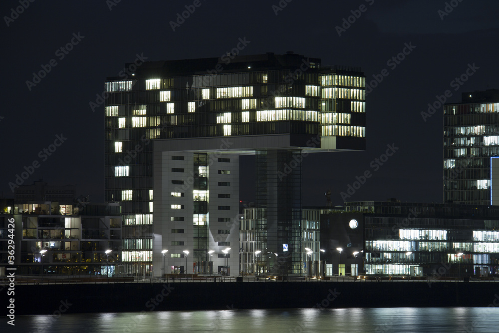 Kranhäuser in Köln bei Nacht