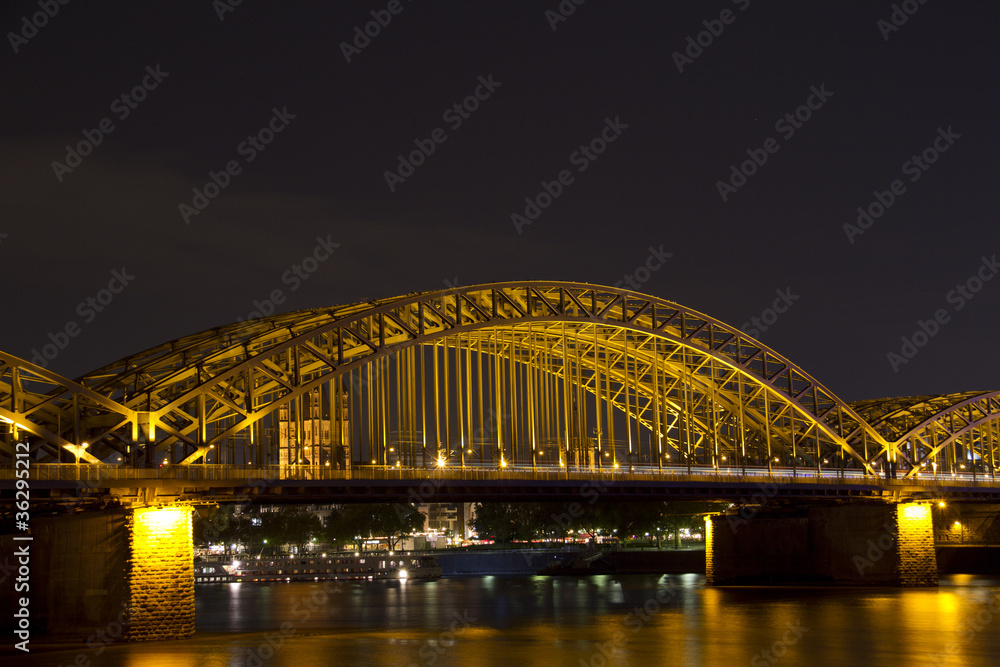 Obraz premium Hohenzollernbrücke in Köln bei Nacht