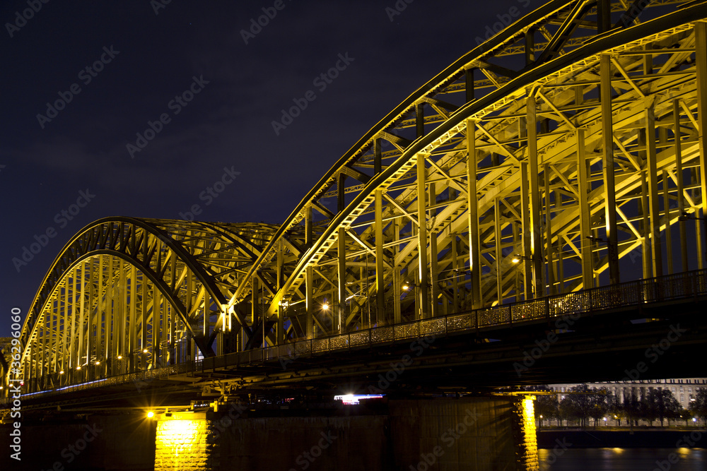 Fototapeta premium Hohenzollernbrücke in Köln bei Nacht