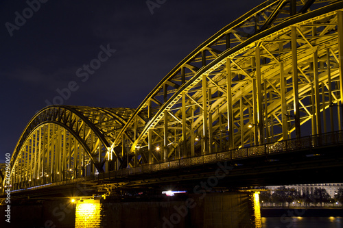 Hohenzollernbrücke in Köln bei Nacht © Christian Colista
