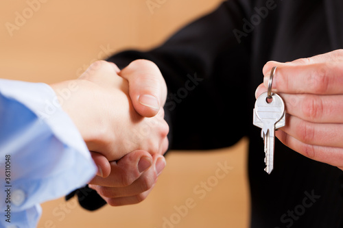 Foto Handschlag im Geschäft mit Schlüsselübergabe