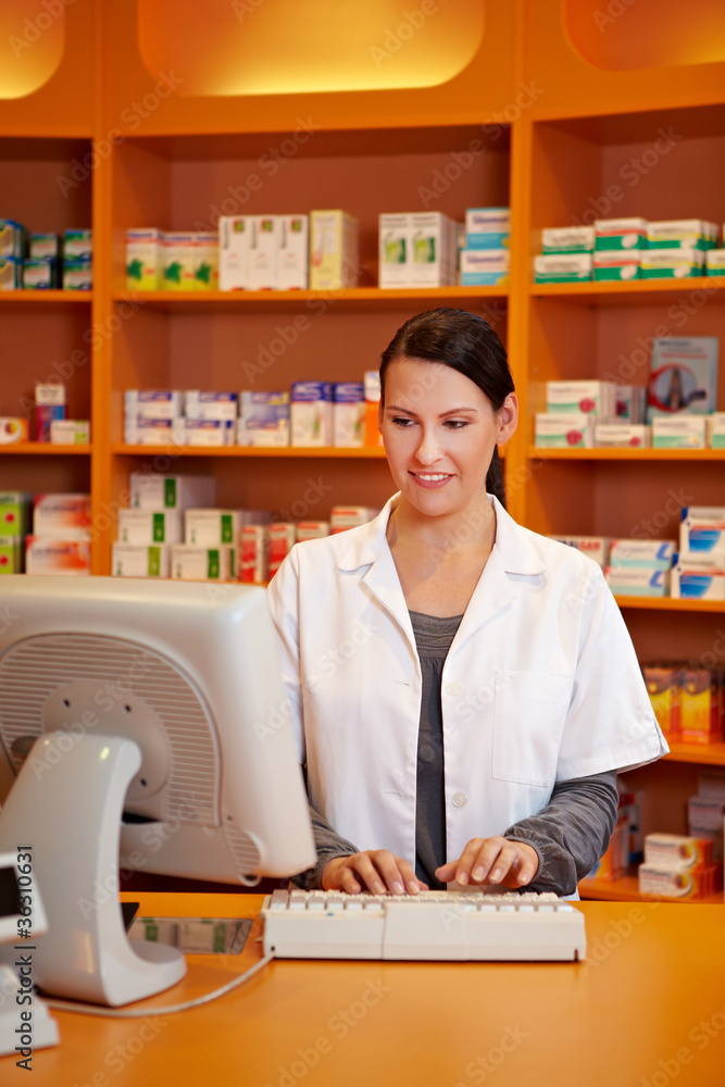 Apothekerin bestellt Medikamente Apothekerin bestellt Medikamente
