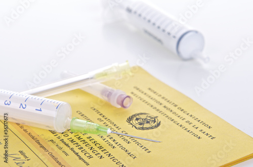 Spritze mit Impfpass