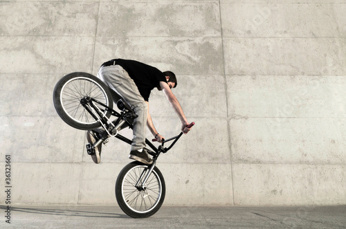 Foto Young BMX bicycle rider