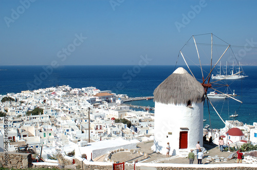 Panorama di Mykonos con mulino a vento, sullo sfondo il porto con le navi, Grecia