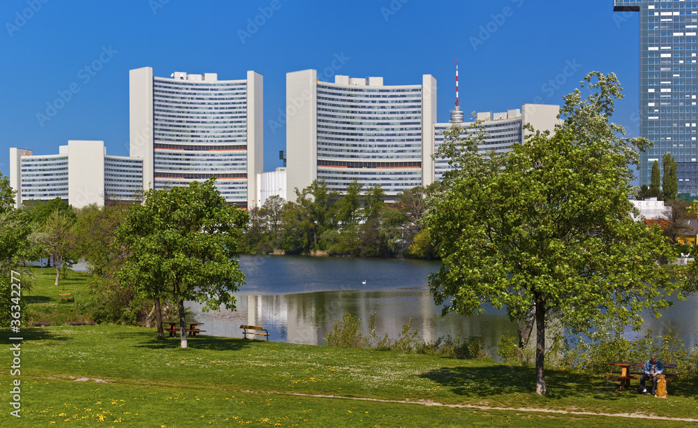 Obraz premium Skyline Uno City Vienna in summer at the Kaiserwasser