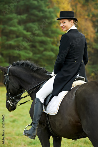 Fotografie horsewoman jockey in uniform with horse
