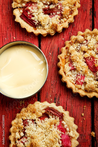 Rhubarb crumble tarts