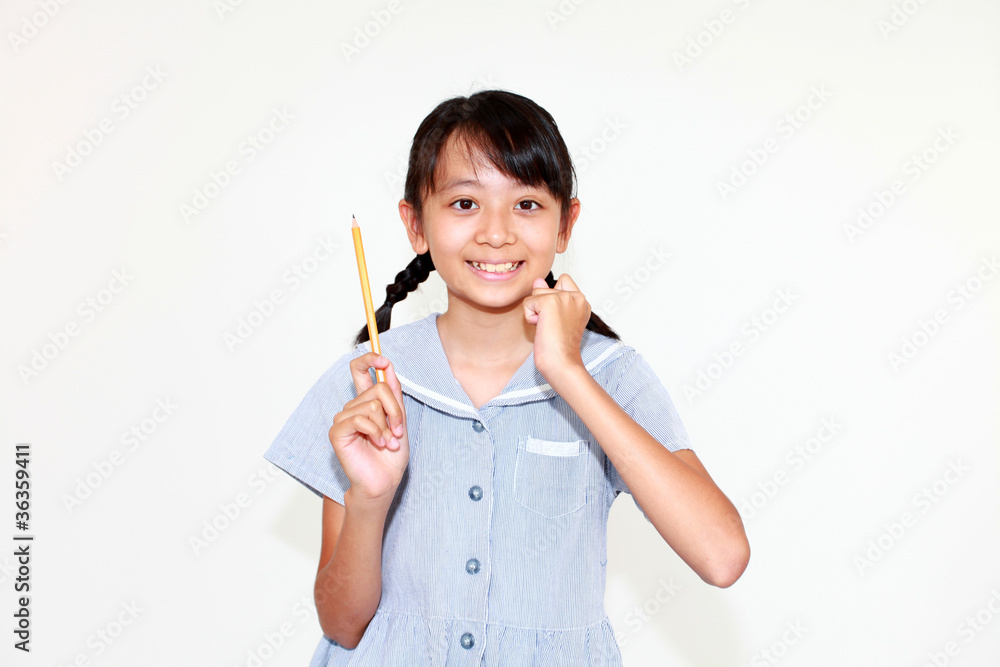 えんぴつを持った笑顔の女の子 えんぴつを持った笑顔の女の子