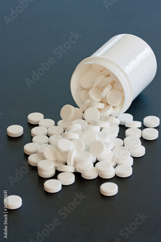 tabletten in plastikdose