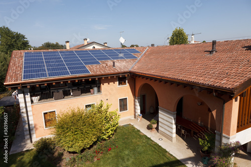 Impianto fotovoltaico su tetto © DPM75