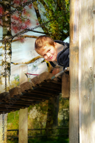 Junge schaut von einer Holzbrücke runter © Kathleen Rekowski