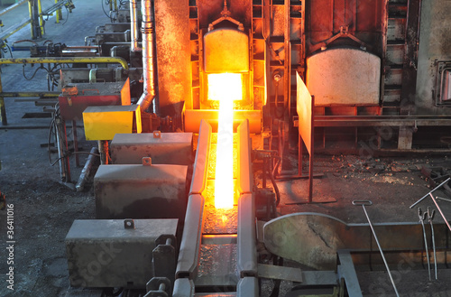 Tablou pe pânză Glühender Träger im Stahlwerk // steelworks