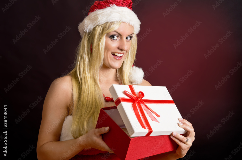 Blondine mit Weihnachtsgeschenk in der Hand Blondine mit Weihnachtsgeschenk in der Hand