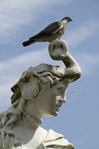 Skulptur mit Elefantenhut und Taube