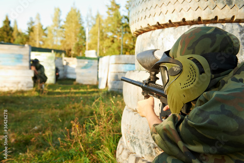 Naklejka paintball player under attack