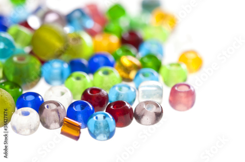 Perles de verre colorées, fond blanc