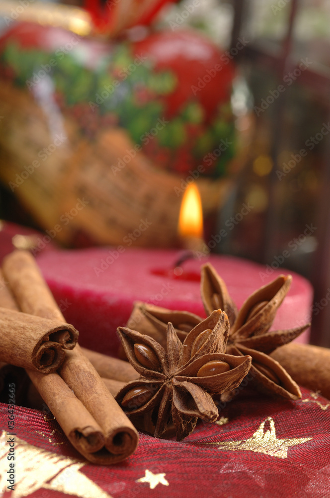 Weihnachten mit Sternanis und Zimt und Kerzenschein Weihnachten mit Sternanis und Zimt und Kerzenschein