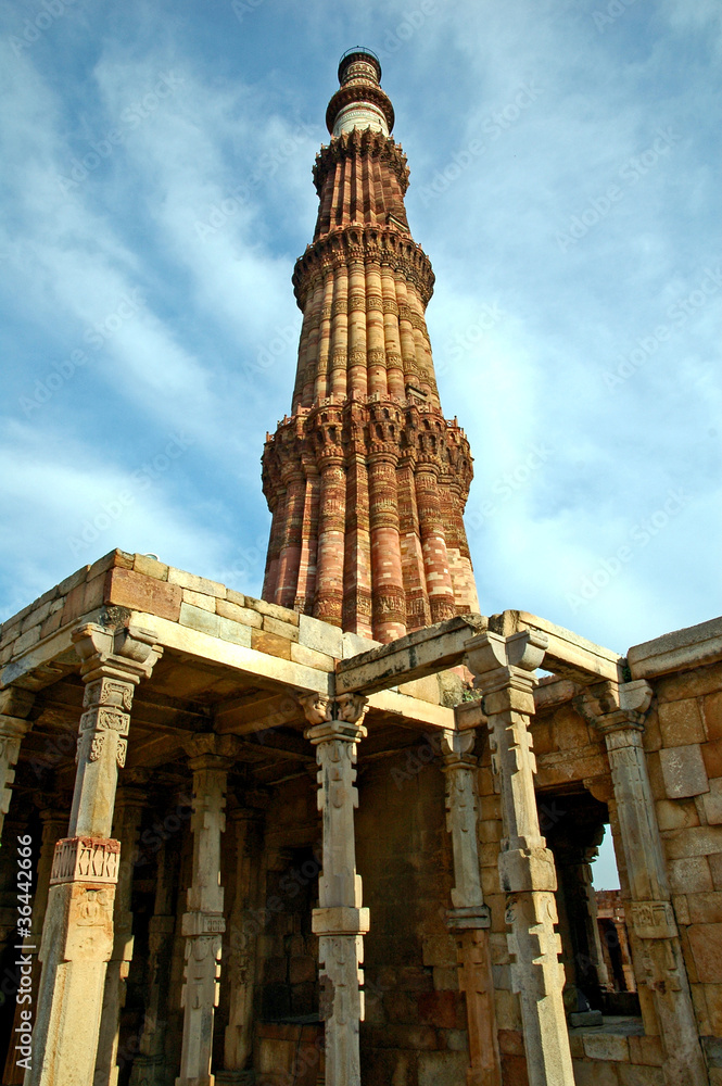 Qutub Minar, rovine e sito archeologico