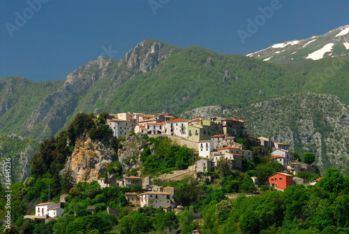  Vista panoramica del piccolo paese di Castel San Vincenzo a primavera, sullo sfondo montagne dell'appennino molisano, Italia