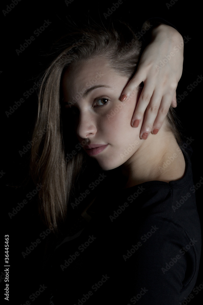 ragazza bionda su sfondo con la mano sui capelli