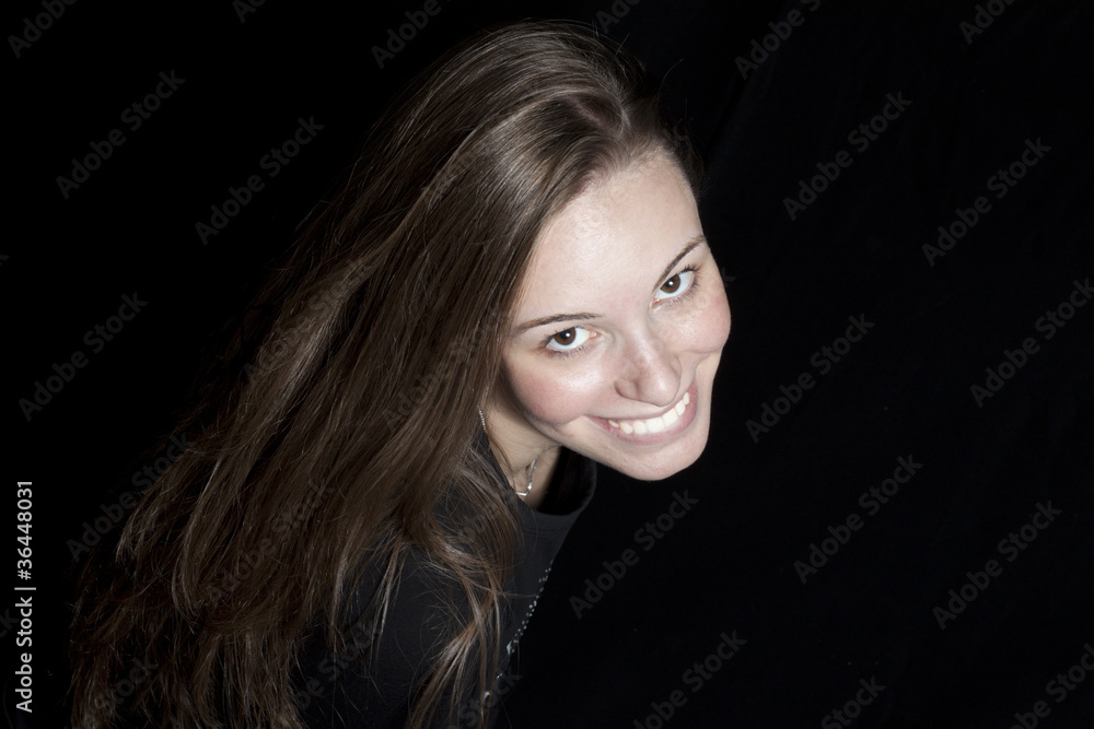ragazza bionda su sfondo nero che sorride ragazza bionda su sfondo nero che sorride