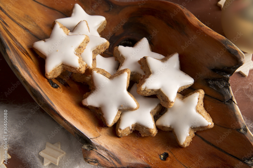 Zimtsterne auf Holz