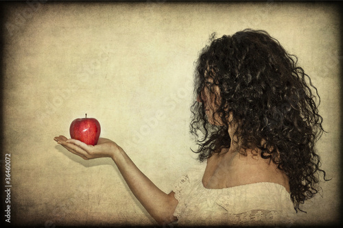Fotografie Donna che tiene una mela rossa