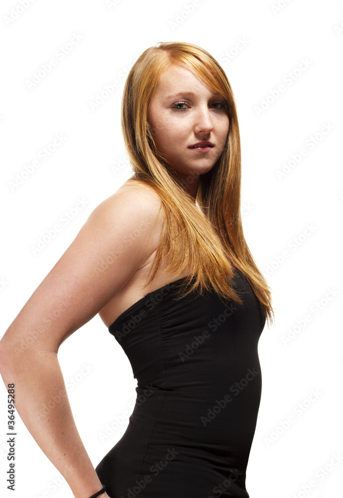 junge rothaarige frau mit schwarzem shirt junge rothaarige frau mit schwarzem shirt