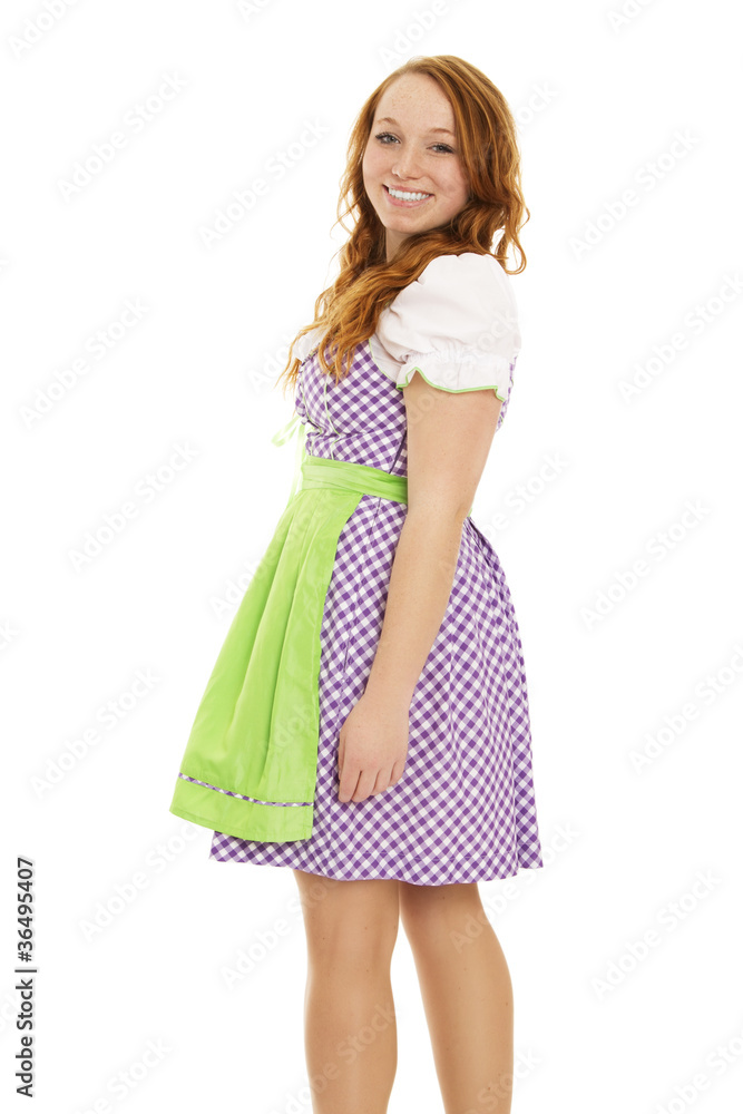 junge rothaarige frau in dirndl dreht sich um junge rothaarige frau in dirndl dreht sich um